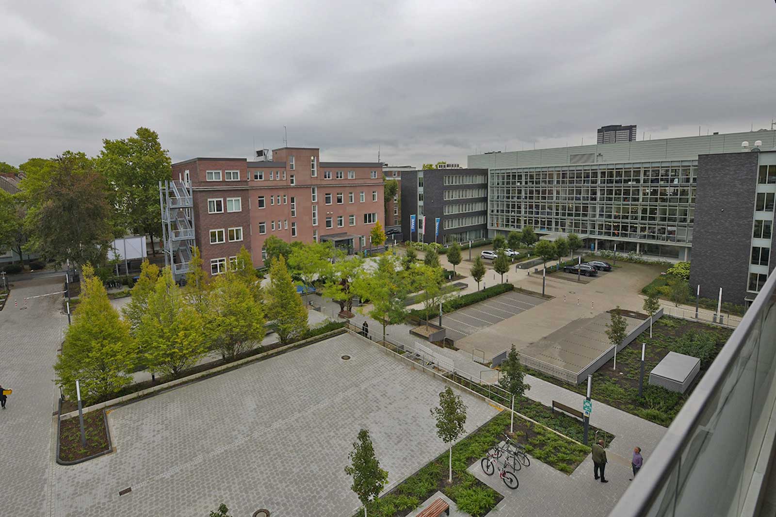 Blick vom Dach eines Gebäudes auf den RWE Campus in Essen